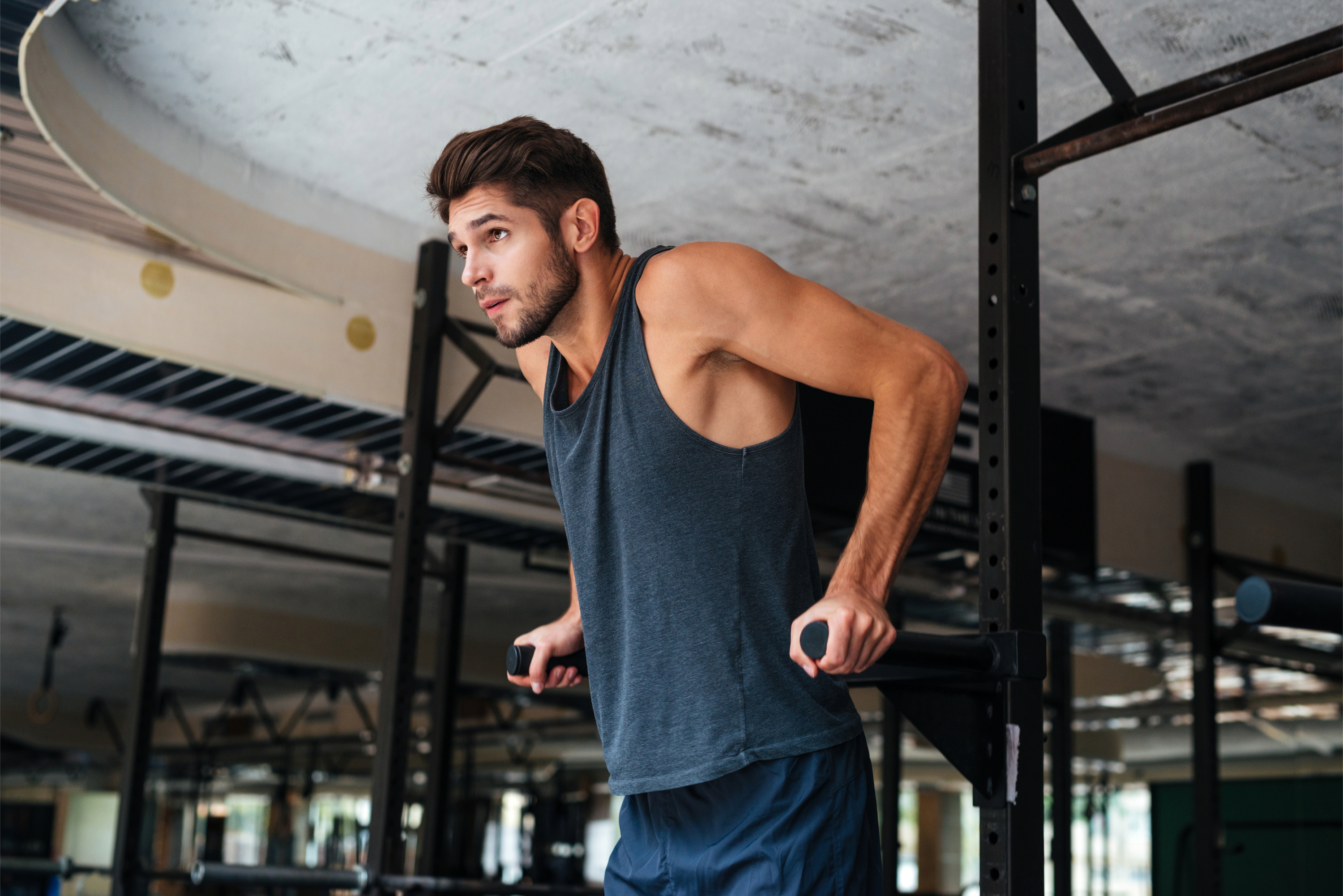 Atleta entrenando en el gimnasio